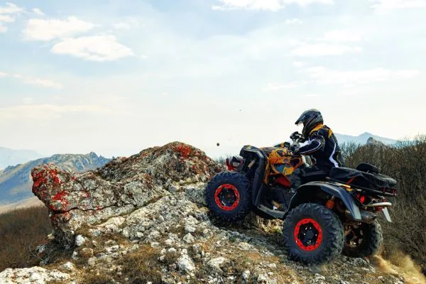 atv tours;vahiculo todo terreno manejado por hombre sobre rocas