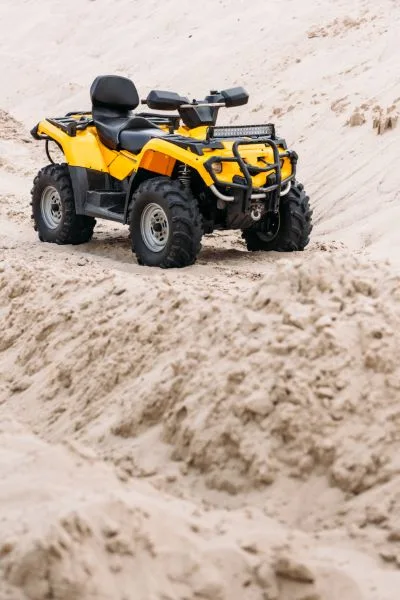 atv tours;vahiculo todo terreno parqueado sobre la arena