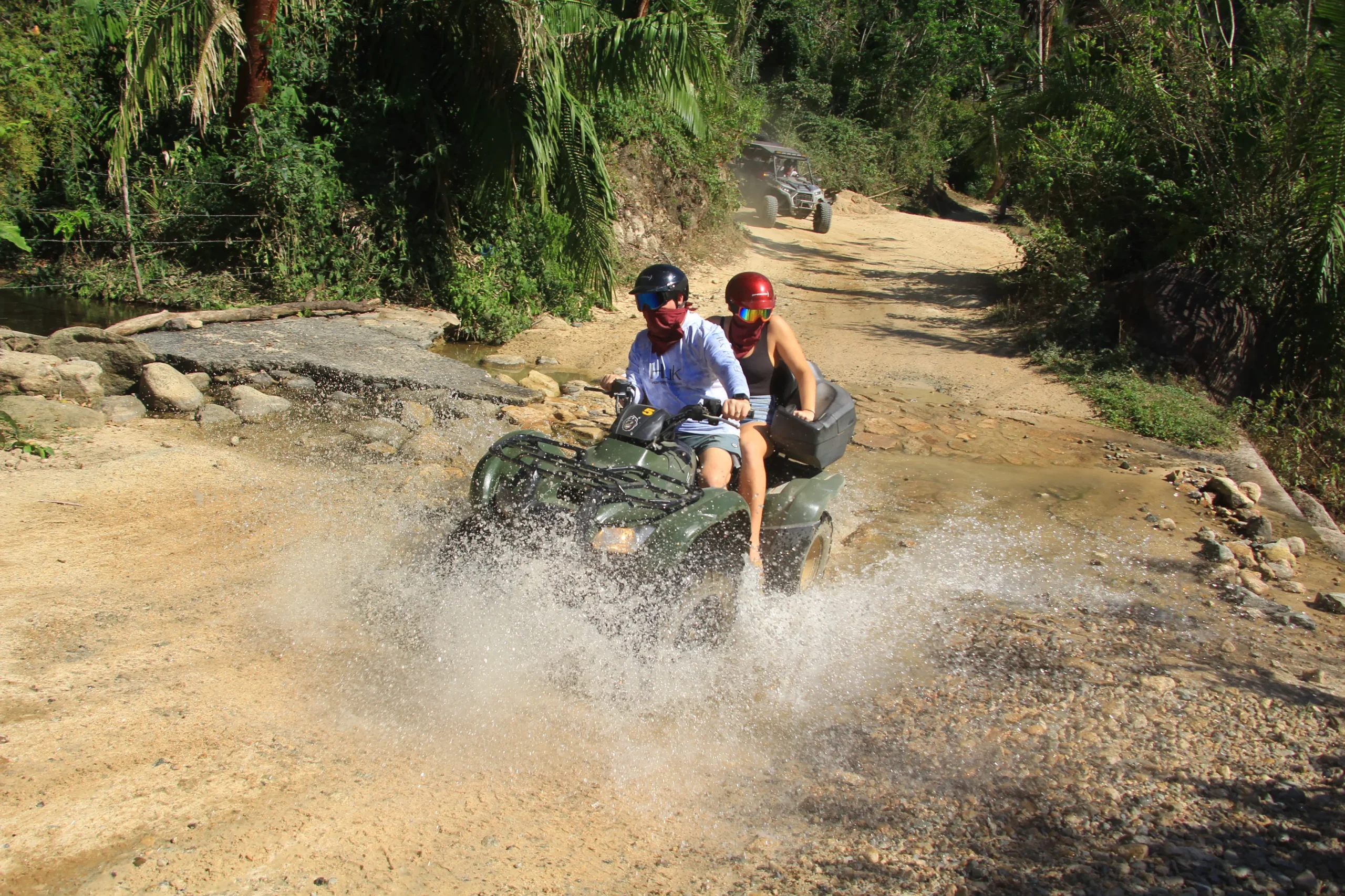 Persona disfrutando de un emocionante paseo en una RZR, ideal para quienes buscan adrenalina y paisajes espectaculares en cada recorrido.