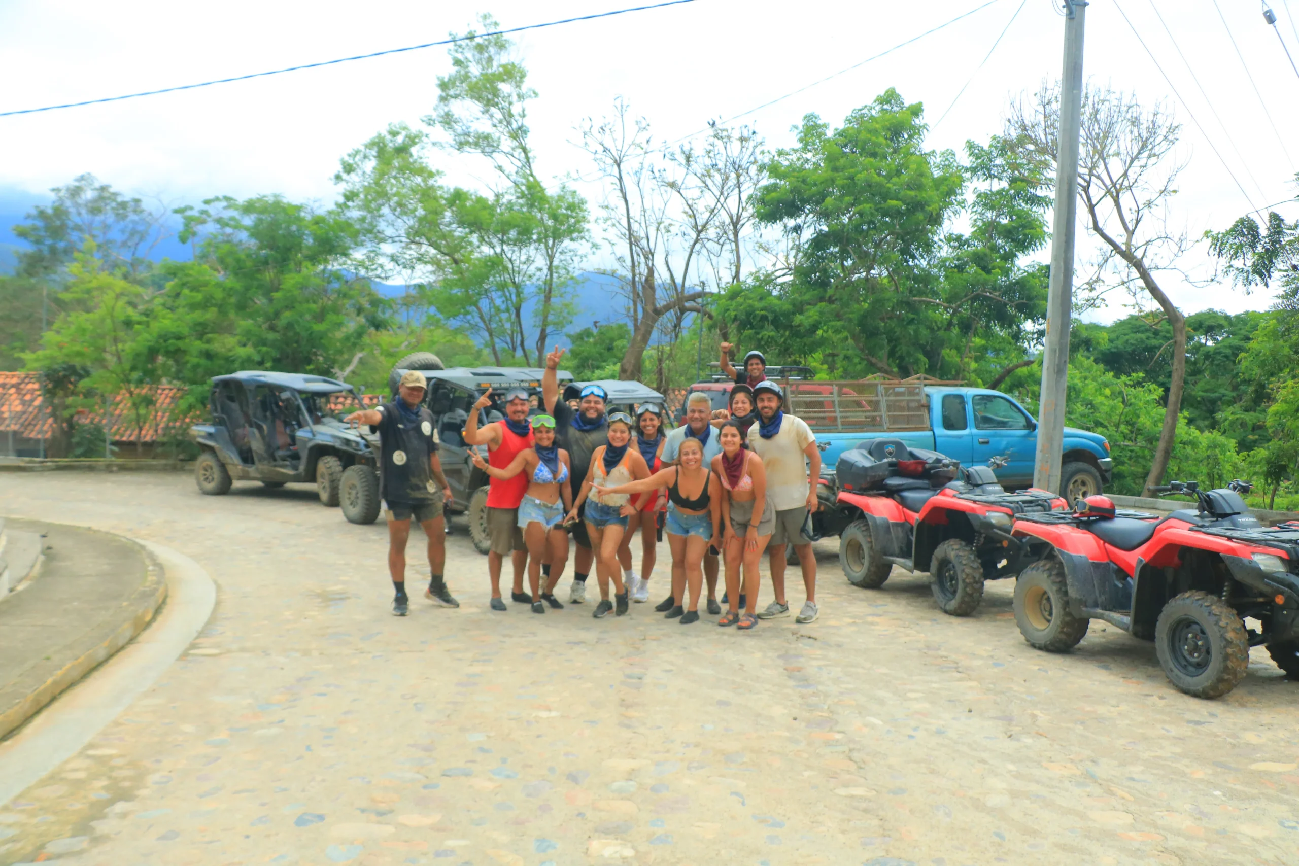 Grupo de personas disfrutando y festejando su tour en ATV, una experiencia llena de adrenalina, considerada entre las things to do in Puerto Vallarta.