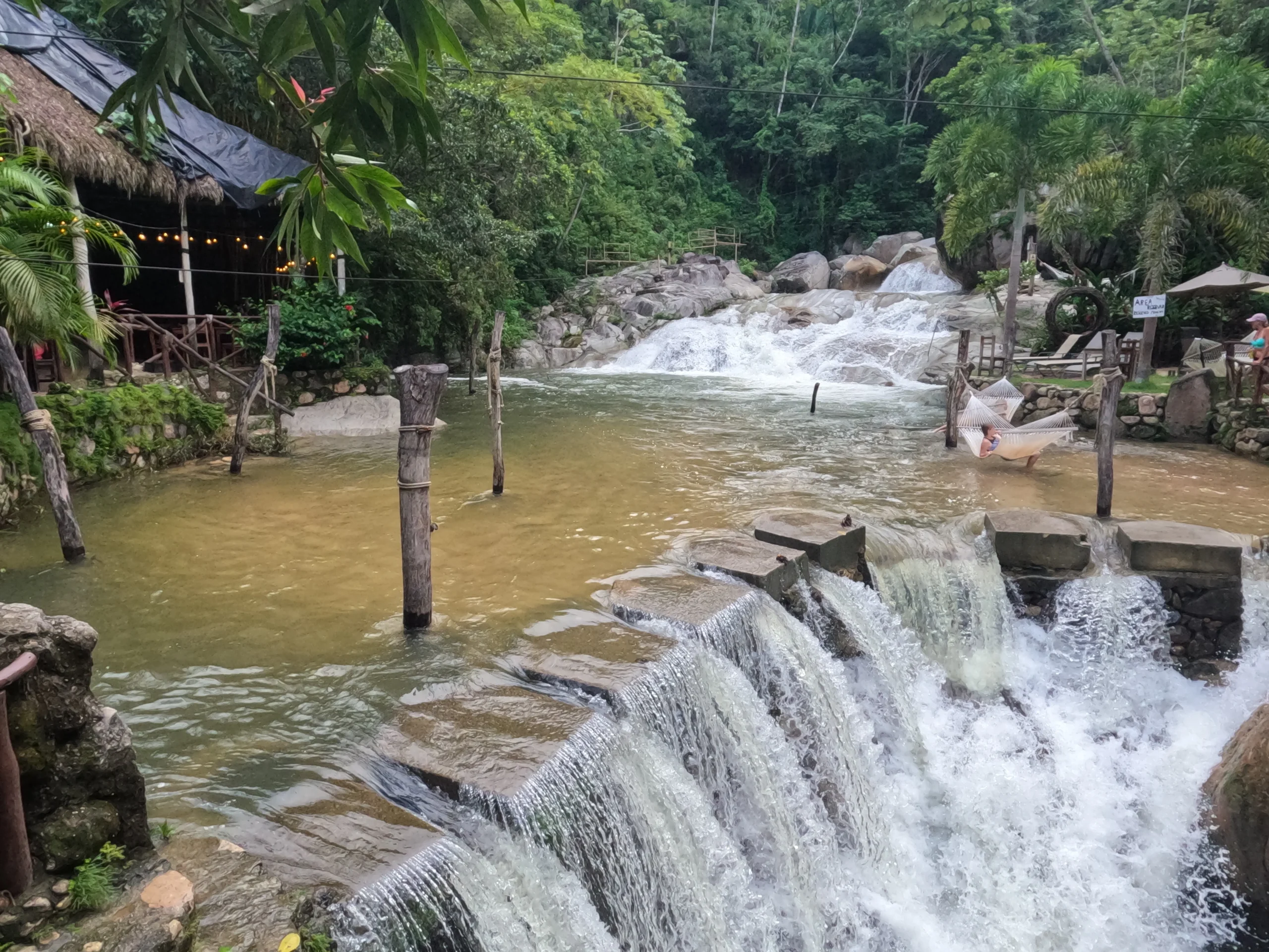 Relájate en las aguas termales rodeado de naturaleza, una experiencia única para disfrutar entre las things to do in Puerto Vallarta.